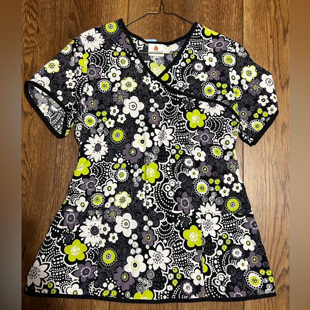 PEACHES UNIFORM Brand top with a tie back and two, large front pockets.  Size M.
